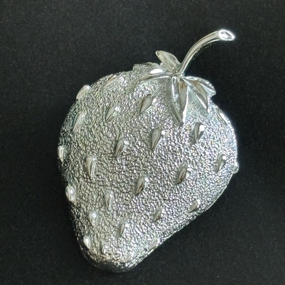 Sarah Coventry 1968 Silver toned Strawberry Brooch - Picture 2 of 7